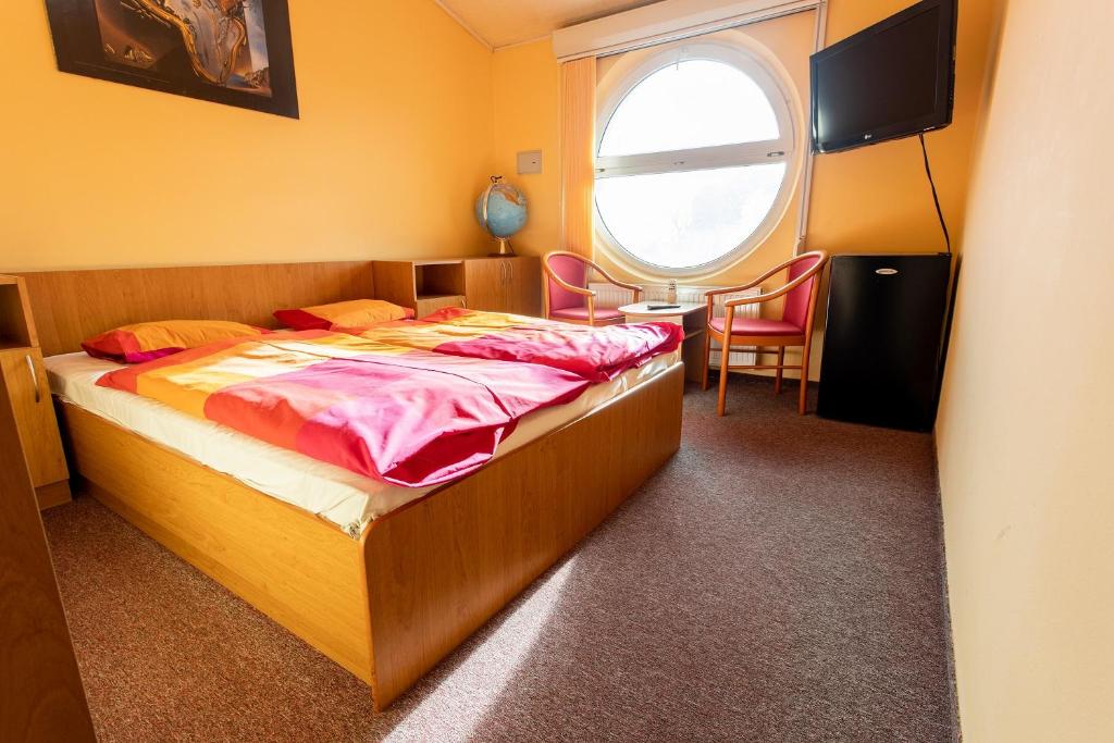 Postel nebo postele na pokoji v ubytování Penzion Školička