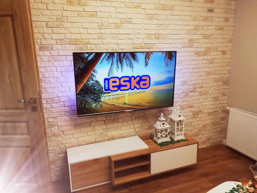 Televízia a/alebo spoločenská miestnosť v ubytovaní Apartamenty przy Gimnazjalnej