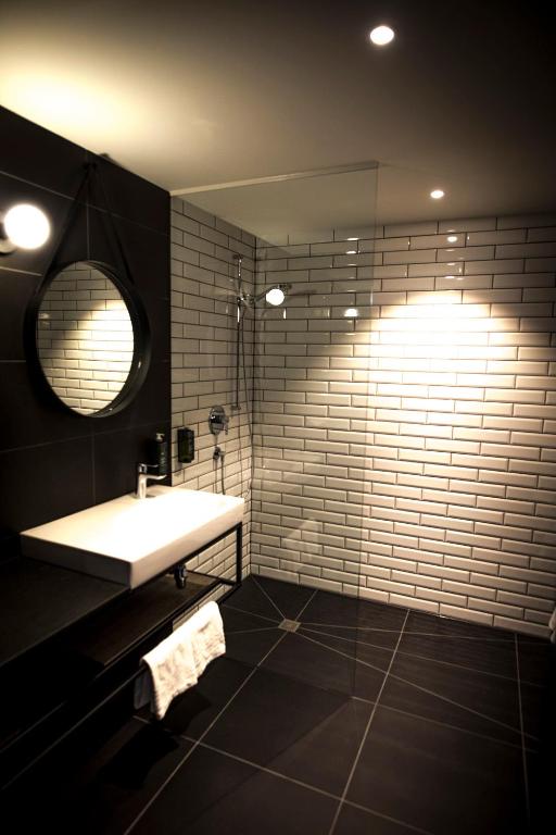 un bagno con lavandino e specchio di ibis Wels a Wels