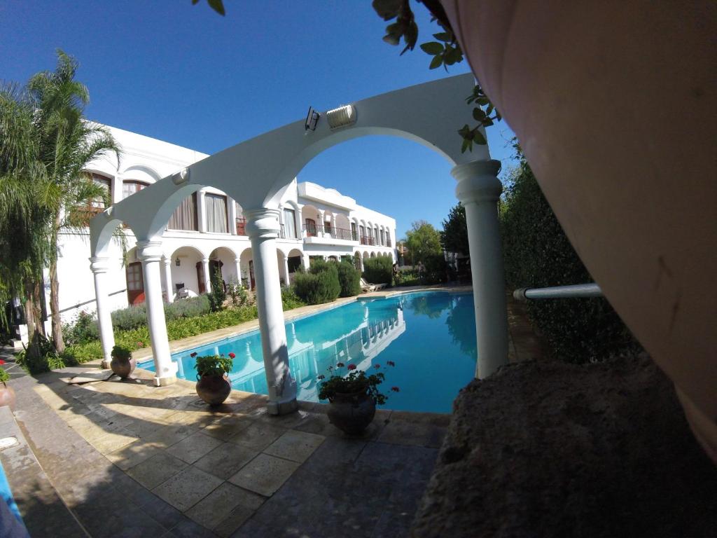Hotel Portal del Santo tesisinde veya buraya yakın yüzme havuzu