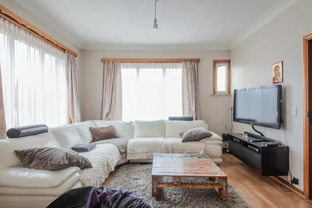 TV a/nebo společenská místnost v ubytování Rustic room 15 mins from Brussels