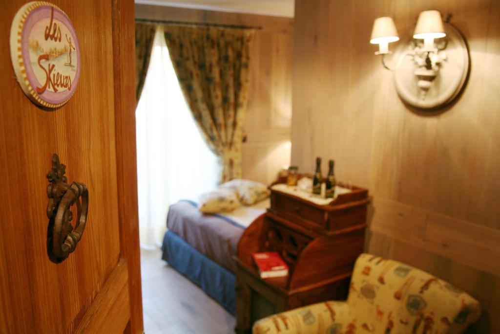 Łóżko lub łóżka w pokoju w obiekcie Hotel Letterario Locanda Collomb