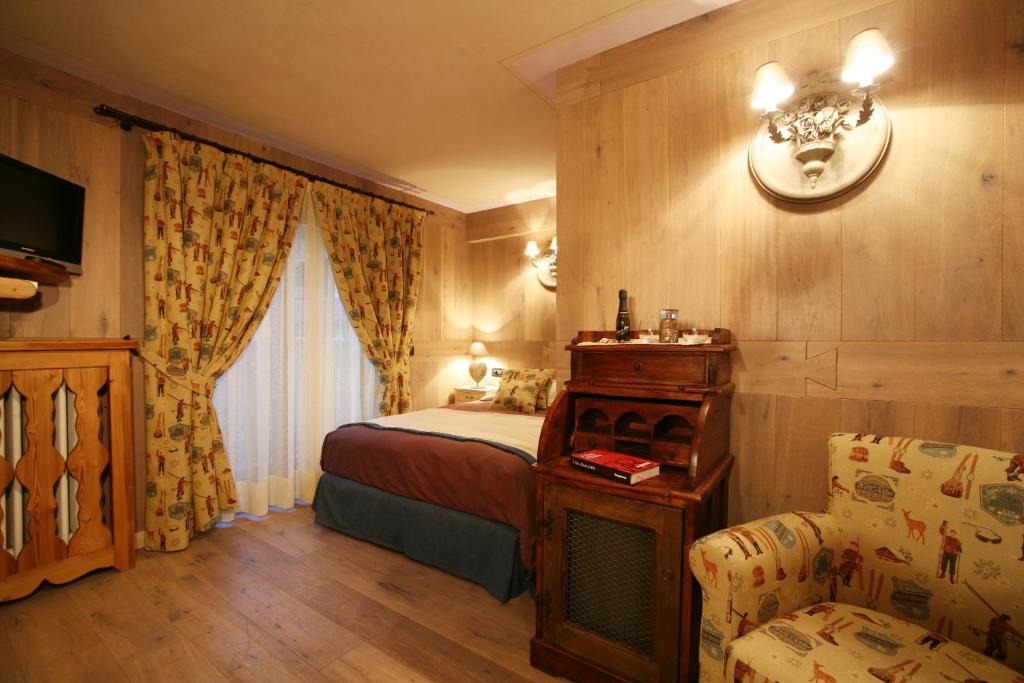 Łóżko lub łóżka w pokoju w obiekcie Hotel Letterario Locanda Collomb