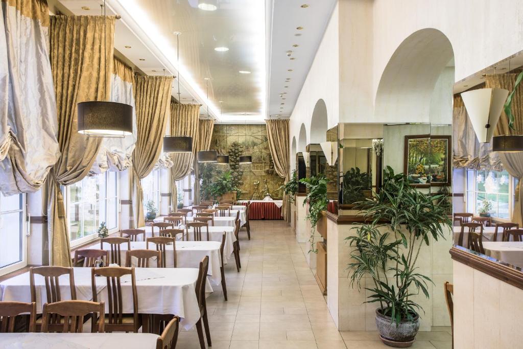 Reštaurácia alebo iné gastronomické zariadenie v ubytovaní Jan Kazimierz