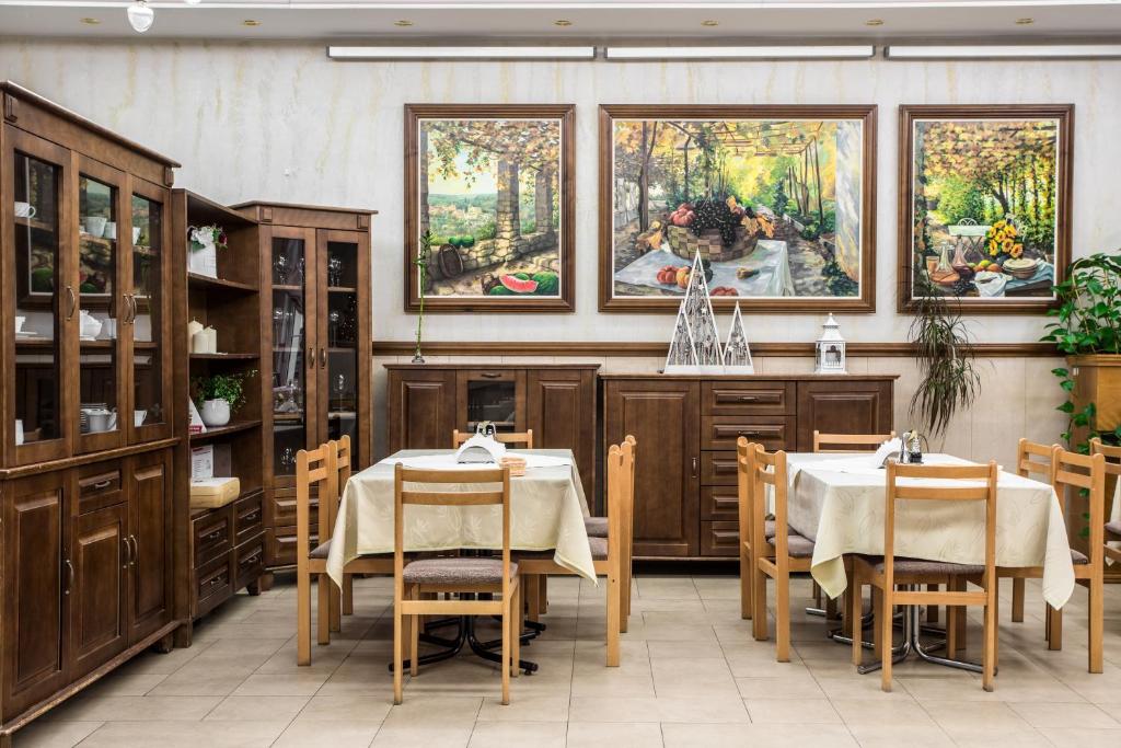 Reštaurácia alebo iné gastronomické zariadenie v ubytovaní Jan Kazimierz