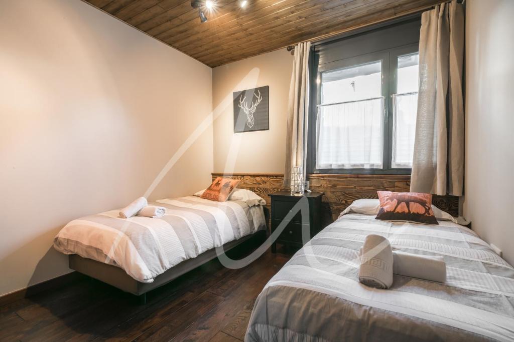 Postel nebo postele na pokoji v ubytování Beroia by SeaMount Rentals