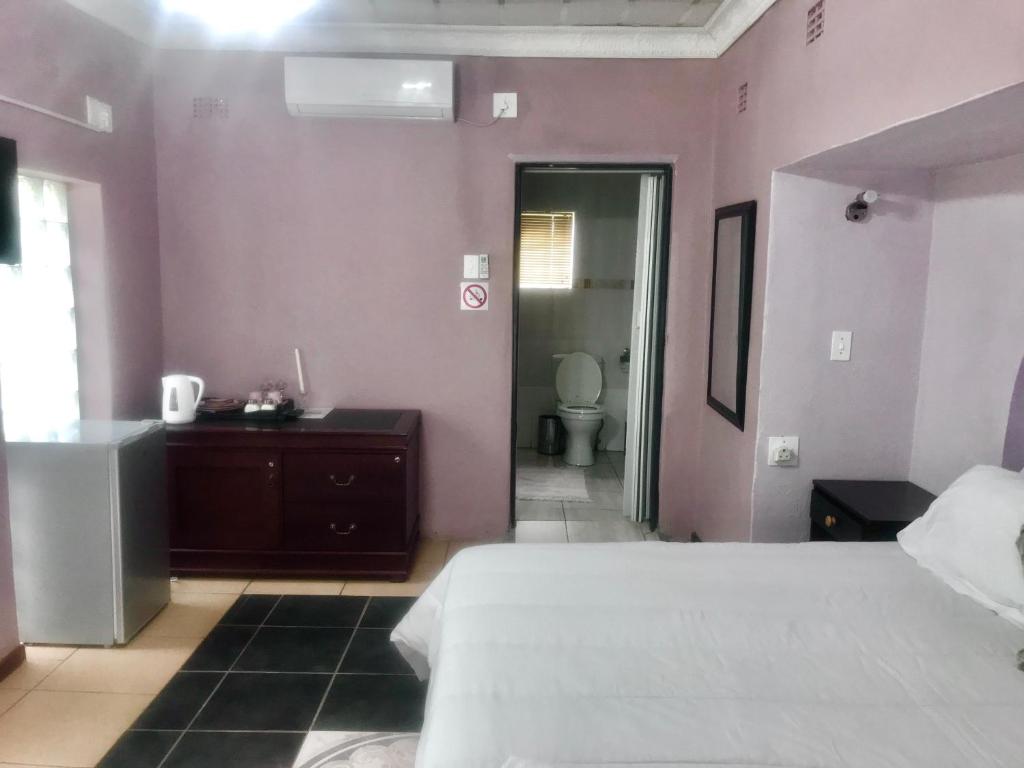 Rúm í herbergi á Ankuweni Guest house