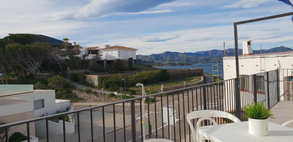 einen Balkon mit einem Tisch und Blick auf das Wasser in der Unterkunft El Pas, Apartamento con vistas al mar L1 in Port de la Selva