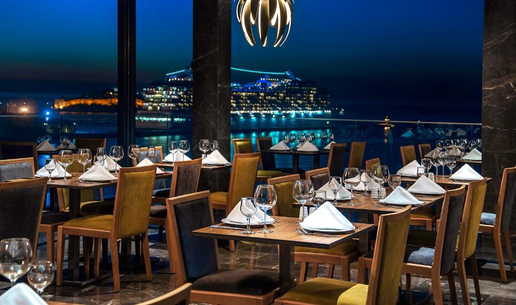 A restaurant or other place to eat at Ilayda Avantgarde Hotel