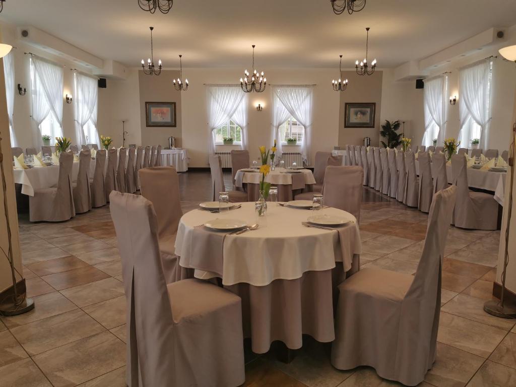 Reštaurácia alebo iné gastronomické zariadenie v ubytovaní Hotel Kakadu