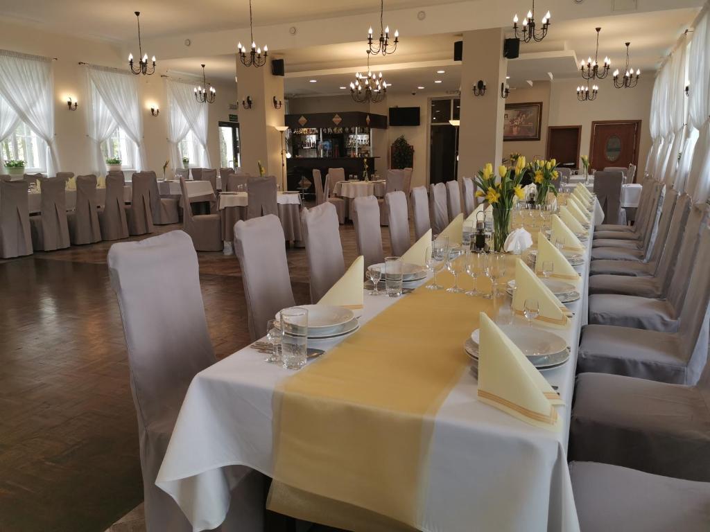 Reštaurácia alebo iné gastronomické zariadenie v ubytovaní Hotel Kakadu