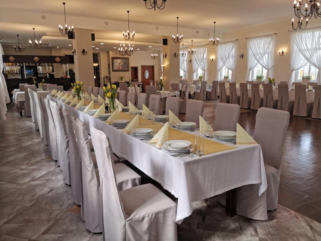 Reštaurácia alebo iné gastronomické zariadenie v ubytovaní Hotel Kakadu