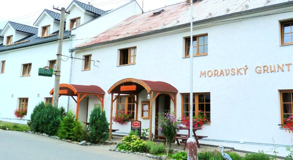 奧洛穆茨的住宿－Apartmány Moravský Grunt，白色的建筑,上面标有读取moorpark Grille的标志