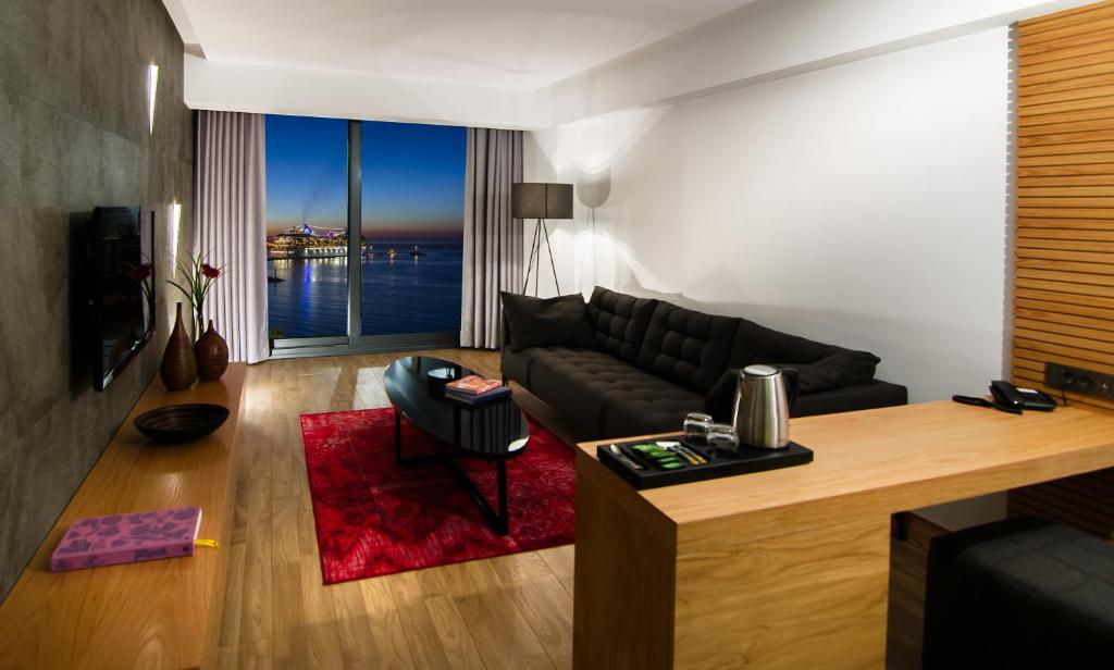A television and/or entertainment centre at Ilayda Avantgarde Hotel