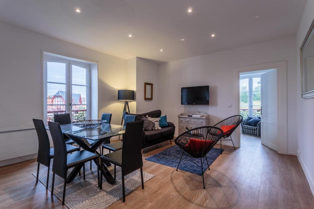 a living room with a table and chairs at IZOKINA KEYWEEK 2 bedroom Apartment in Biarritz in Biarritz
