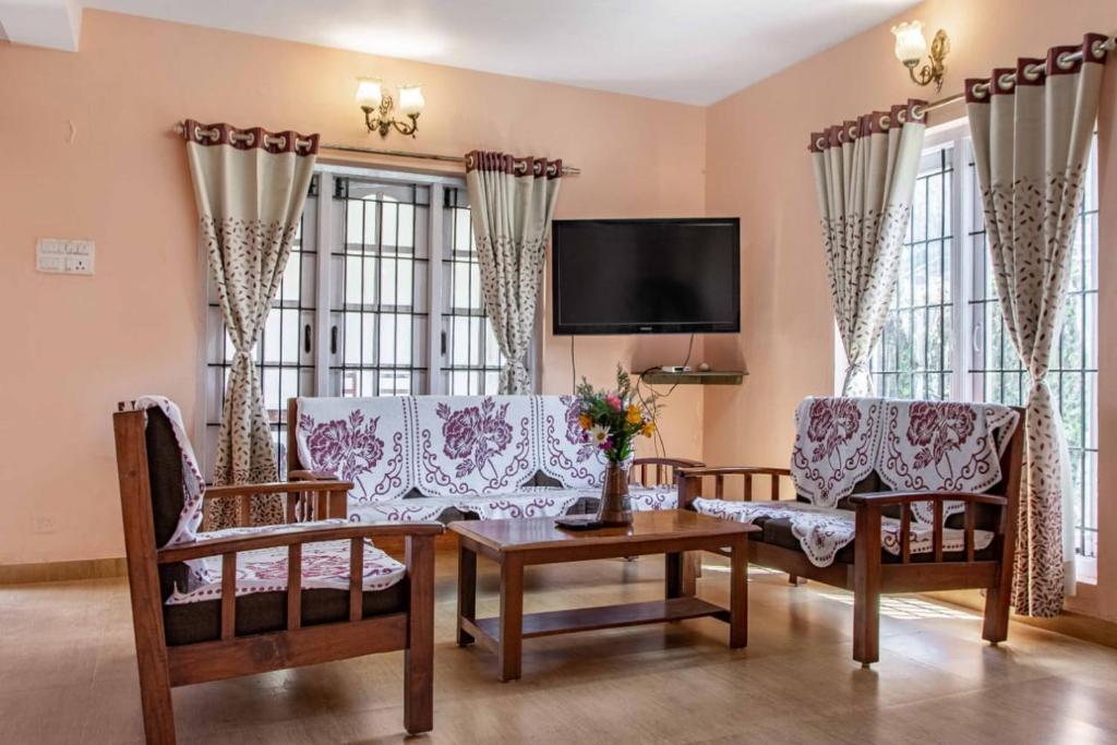 TV a/nebo společenská místnost v ubytování Pine View Stay Ooty