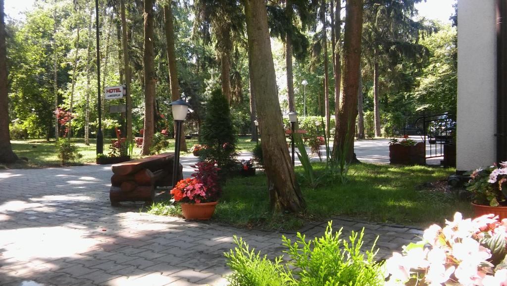 Vonkajšia záhrada v ubytovaní Hotel Kakadu