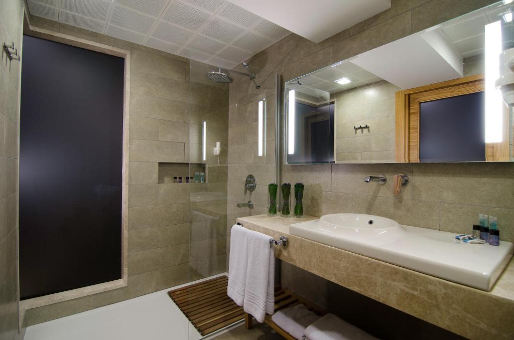A bathroom at Ilayda Avantgarde Hotel