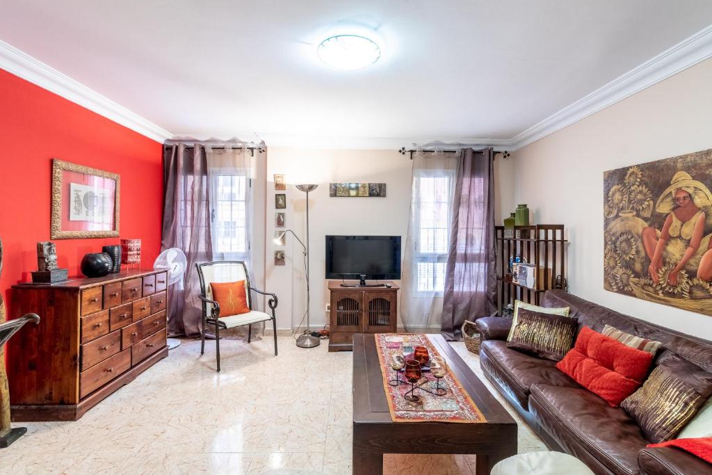 a living room with a couch and a tv at Flatguest Ingenio + 2 Bdr + Wifi + 4PAX in Ingenio