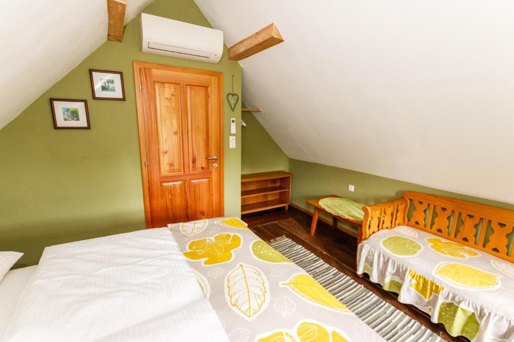 Posteľ alebo postele v izbe v ubytovaní Ferienhaus Höllberg