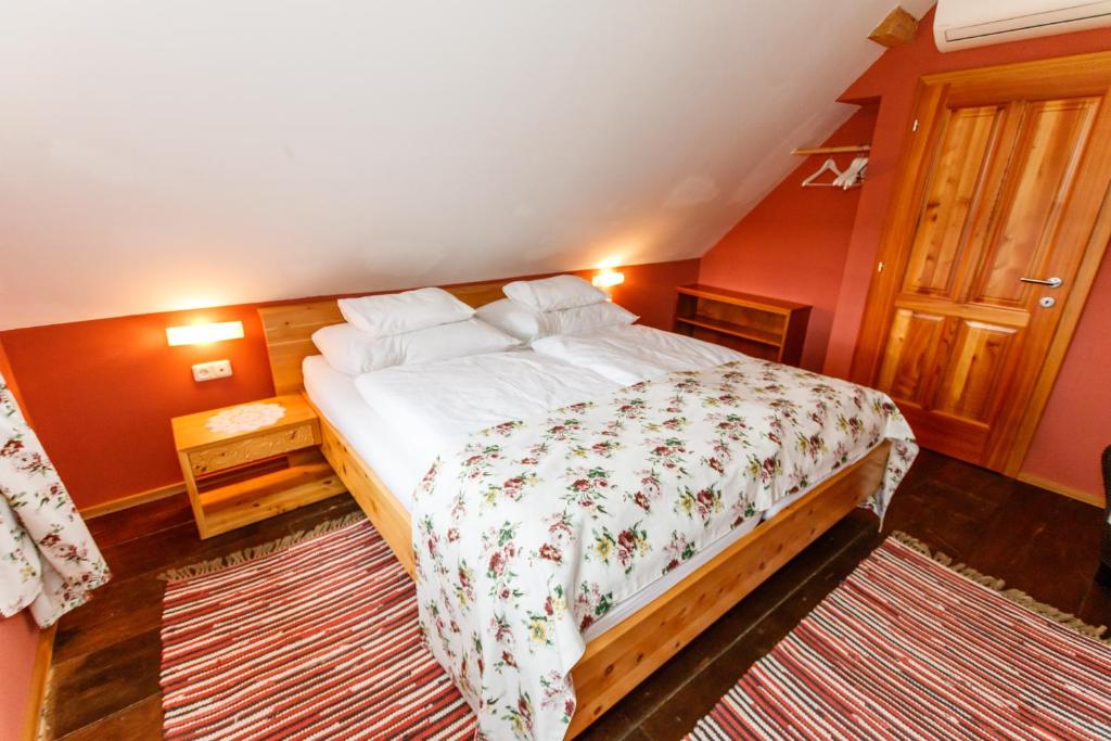 Posteľ alebo postele v izbe v ubytovaní Ferienhaus Höllberg