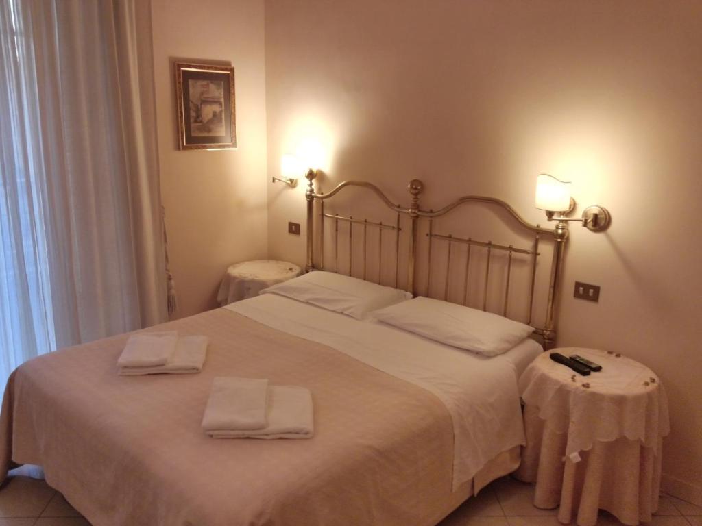 1 dormitorio con 1 cama grande y 2 toallas. en Marta Guest House, en Roma
