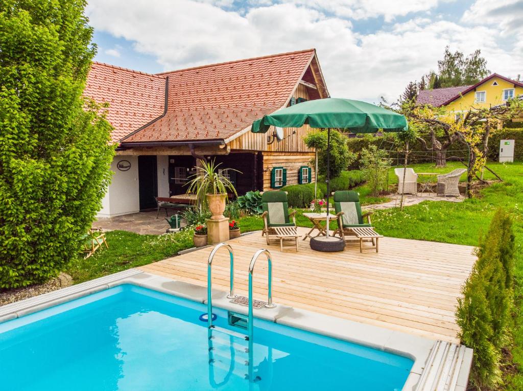Bazén v ubytovaní Ferienhaus Höllberg alebo v jeho blízkosti