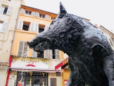 une statue d'un ours devant un bâtiment dans l'établissement MAZZARIN STUDIO, à Aix-en-Provence