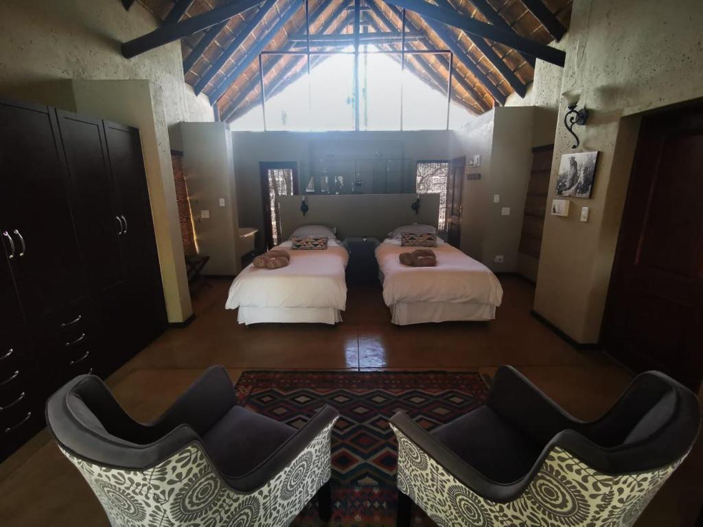 Llit o llits en una habitació de Kgorogoro Lodge