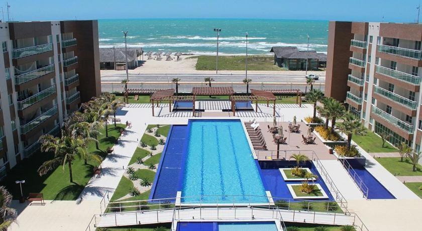 una vista aérea de una piscina en la playa en VG FUN - Apto 3 Quartos na Praia do Futuro - Vista Total pro Mar!, en Fortaleza