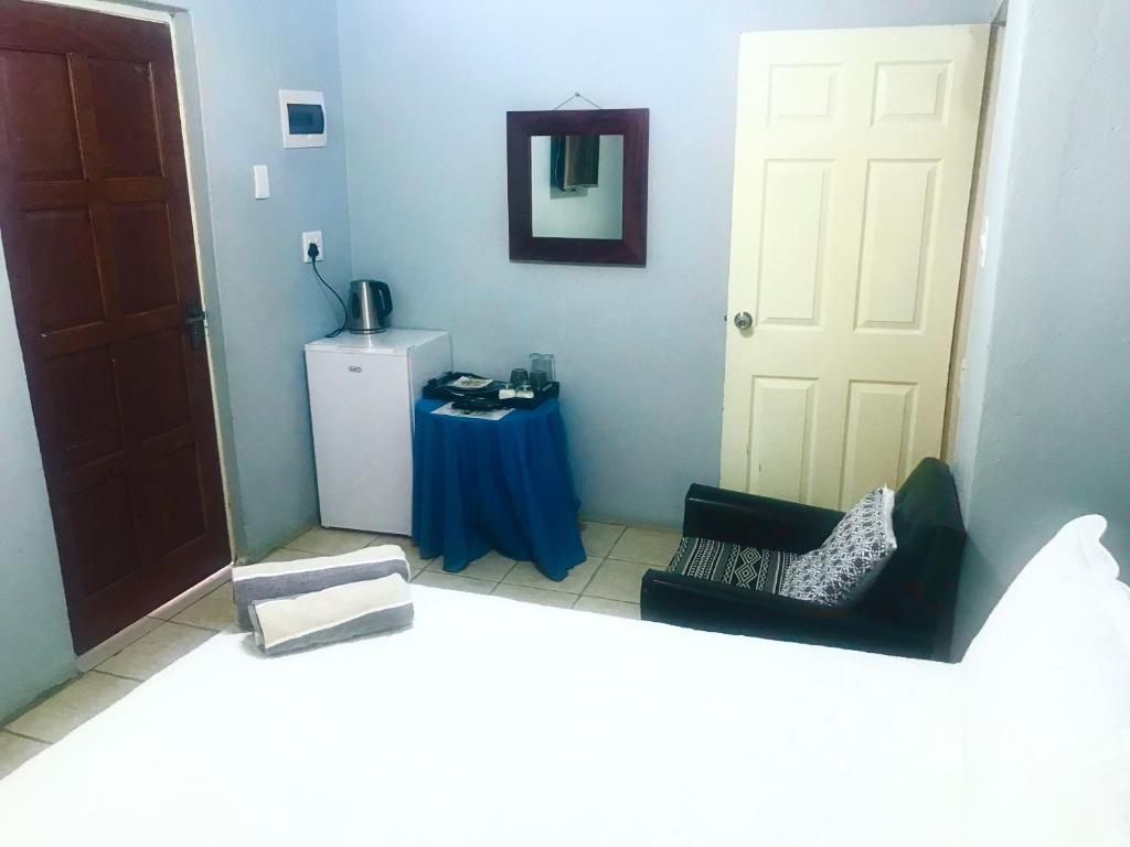 Rúm í herbergi á Ankuweni Guest house
