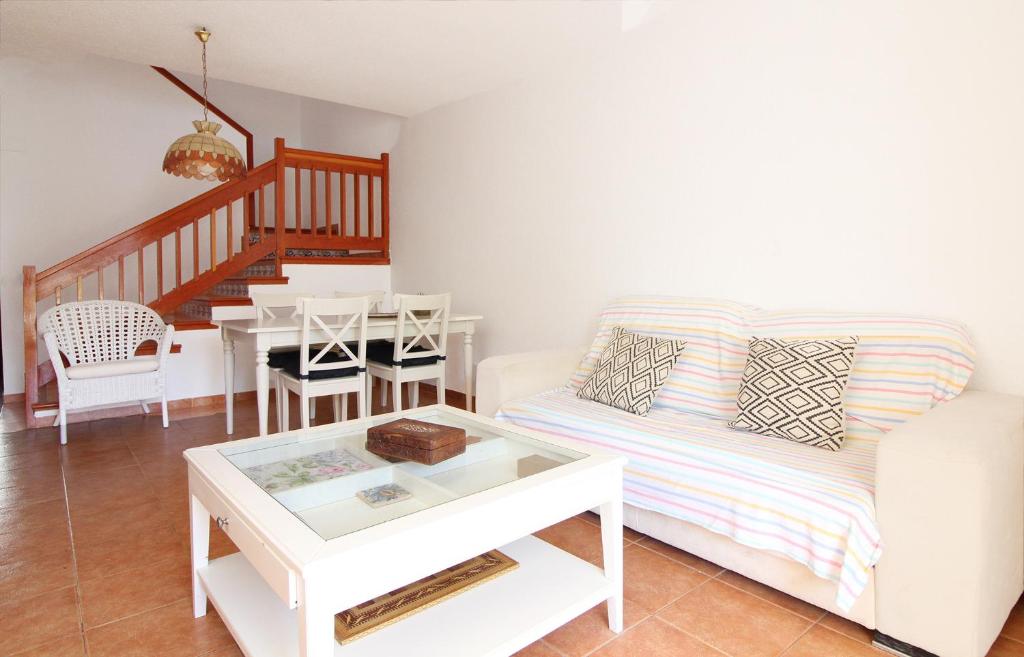 a living room with a couch and a table at Global Properties, Adosado en la playa con piscina in Sagunto