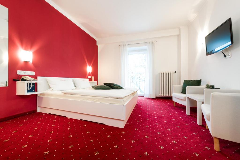 Posteľ alebo postele v izbe v ubytovaní Hotel Goldener Hirsch