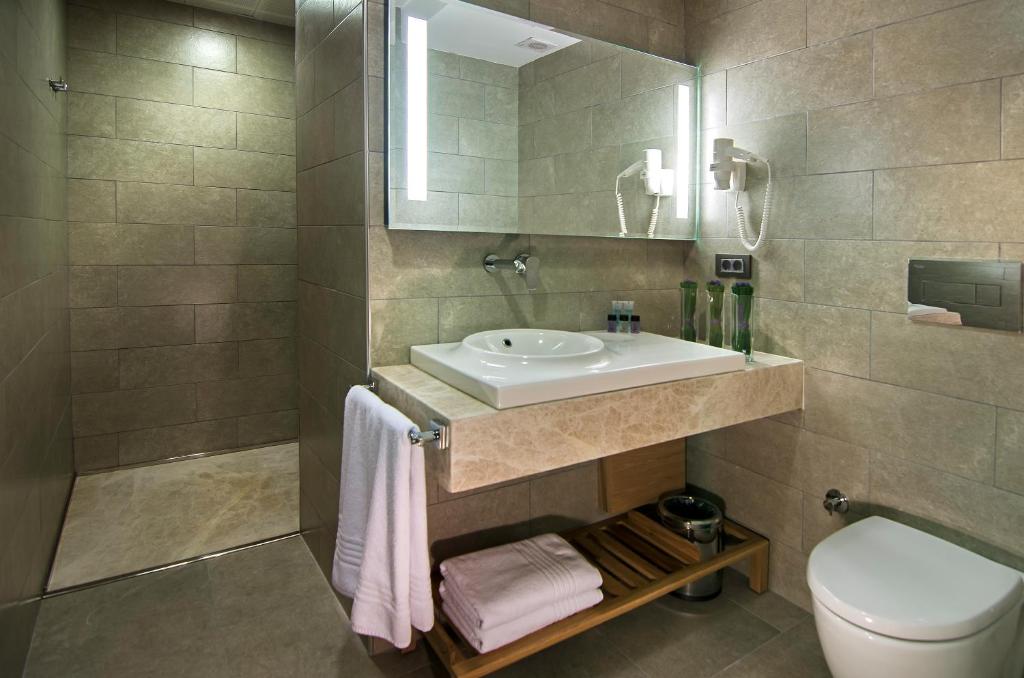A bathroom at Ilayda Avantgarde Hotel