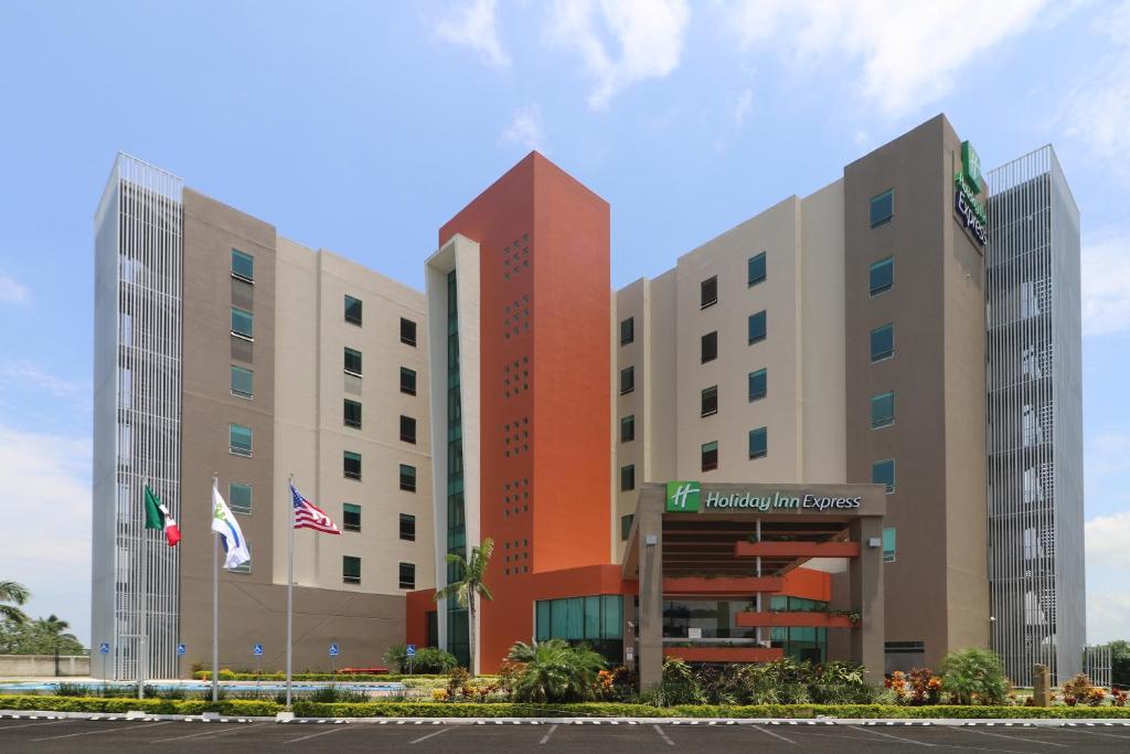 una representación de la parte delantera de un hotel en Holiday Inn Express - Tuxpan, an IHG Hotel, en Tuxpan de Rodríguez Cano