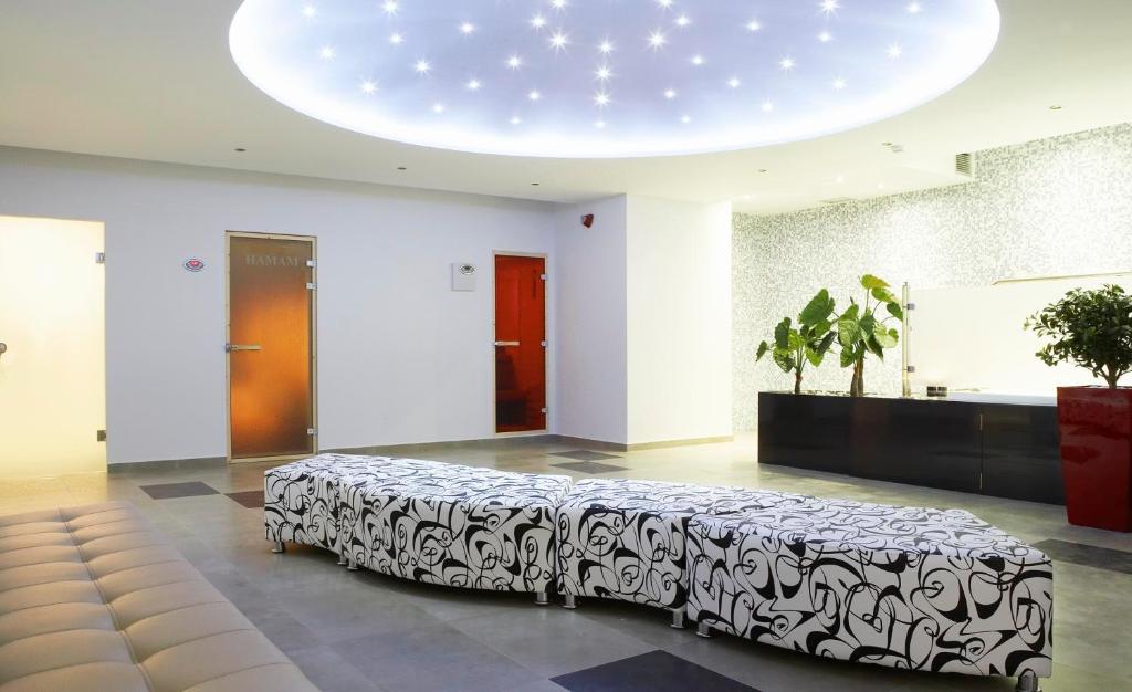 Postel nebo postele na pokoji v ubytování Renaissance Hanioti Resort