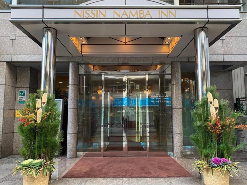 una entrada a un edificio nissin korea inc en Nisshin Namba Inn, en Osaka