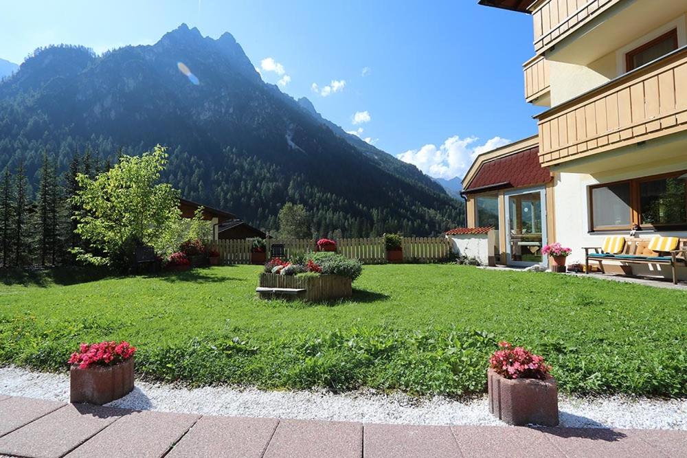 Nespecifikovaný výhled na hory nebo výhled na hory při pohledu z hotelu