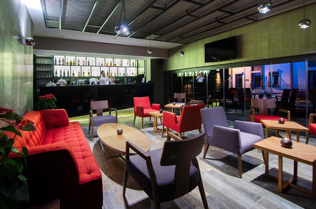 A restaurant or other place to eat at Ilayda Avantgarde Hotel