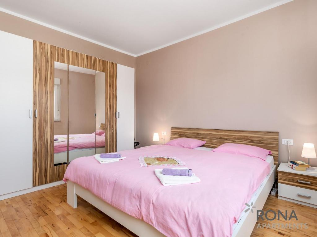 Posteľ alebo postele v izbe v ubytovaní Rona apartments Smokva
