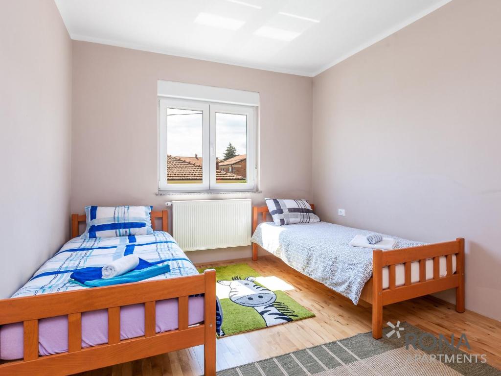 Posteľ alebo postele v izbe v ubytovaní Rona apartments Smokva