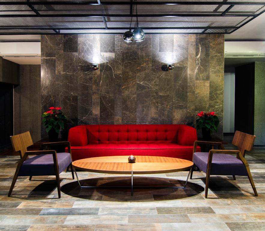 A seating area at Ilayda Avantgarde Hotel