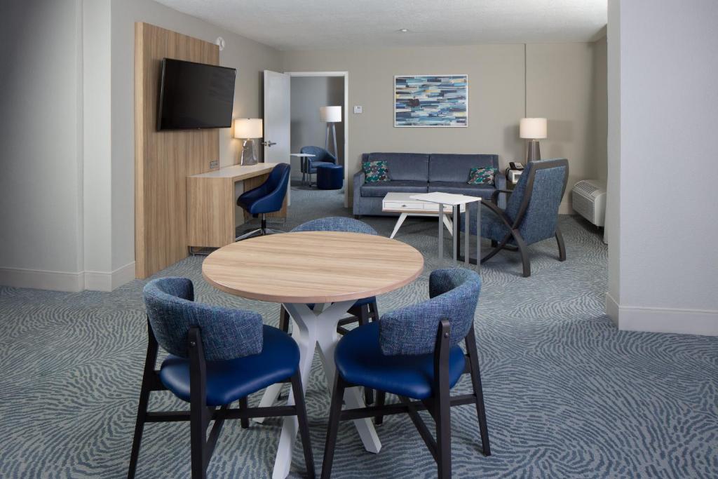 Crowne Plaza Melbourne-Oceanfront, an IHG Hotel - 