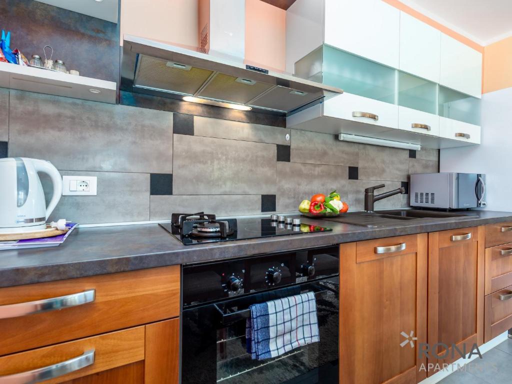 Kuchyňa alebo kuchynka v ubytovaní Rona apartments Smokva