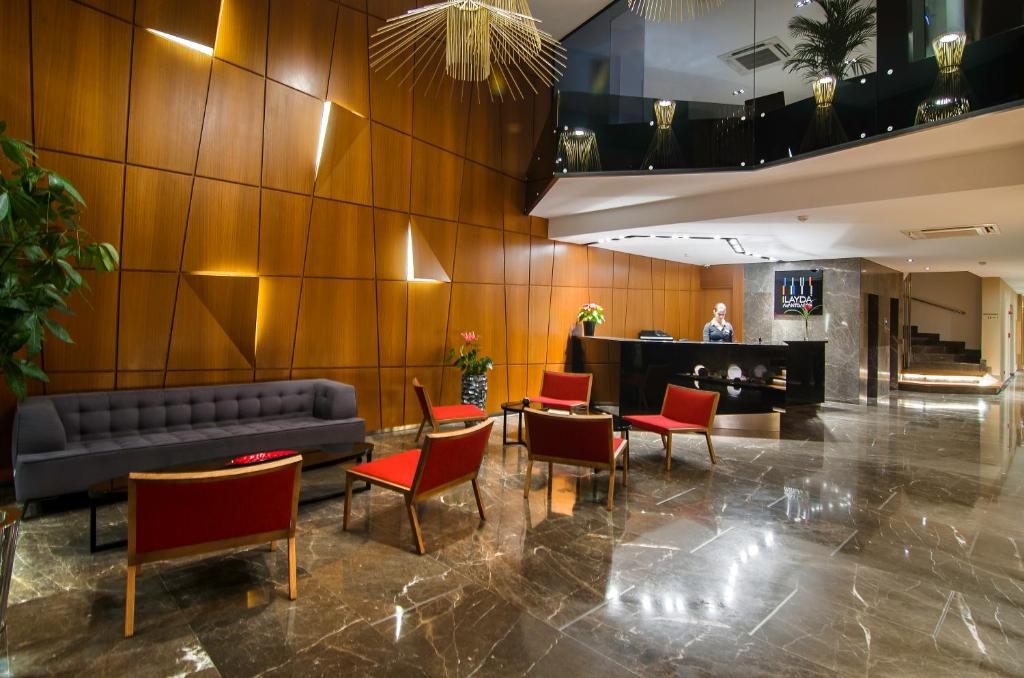 A seating area at Ilayda Avantgarde Hotel