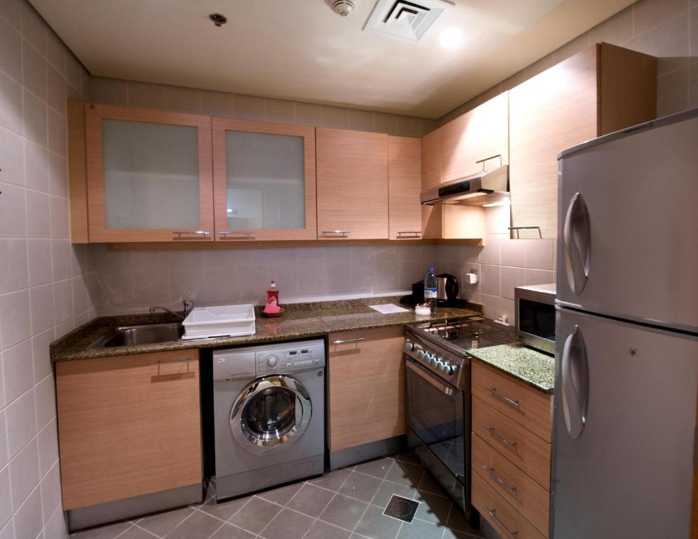 Kuchyň nebo kuchyňský kout v ubytování TIME Ruby Hotel Apartment