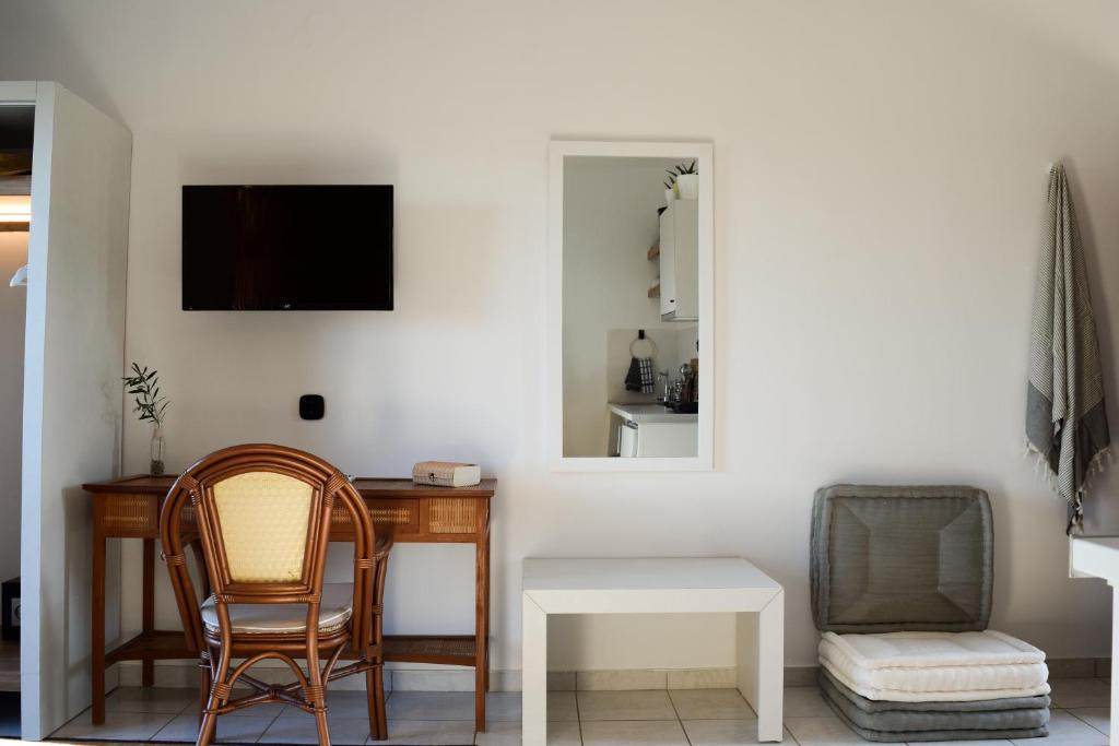 TV a/nebo společenská místnost v ubytování Kanso Rooms