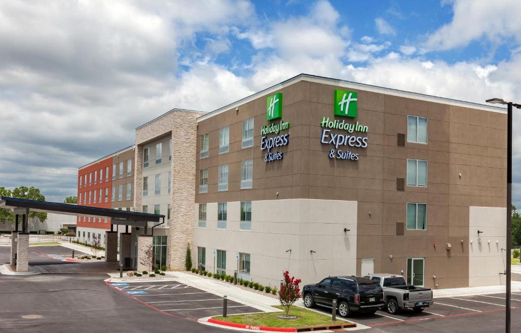 um edifício de hotel com um camião estacionado num parque de estacionamento em Holiday Inn Express & Suites Tulsa South - Woodland Hills, an IHG Hotel em Tulsa