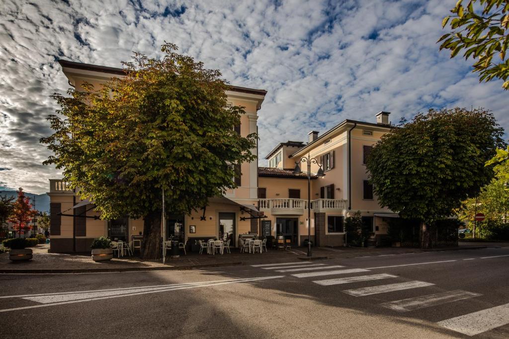 un edificio al lado de una calle en Albergo Caffe Centrale, en Mezzocorona