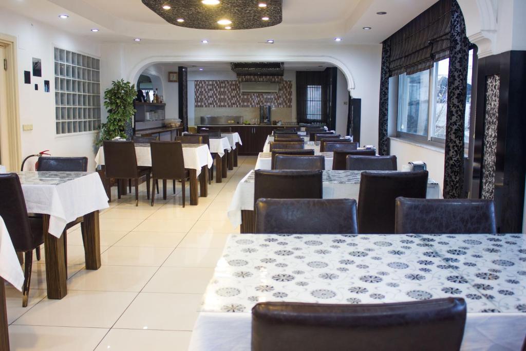 une salle à manger avec des tables et des chaises ainsi qu'un restaurant dans l'établissement Denizhan Hotel, à Antalya